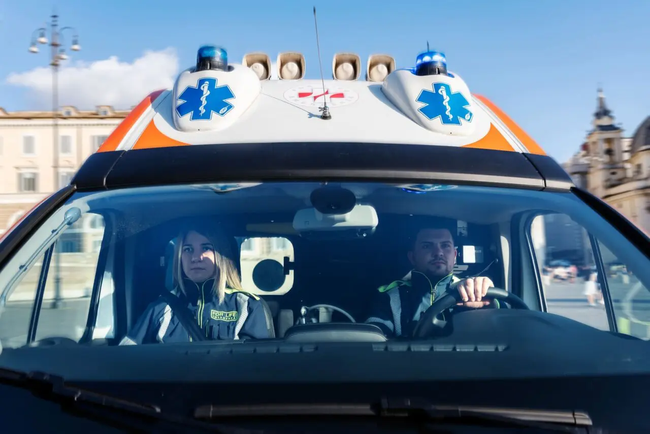 Ambulanza con operatori For Life Emergenza