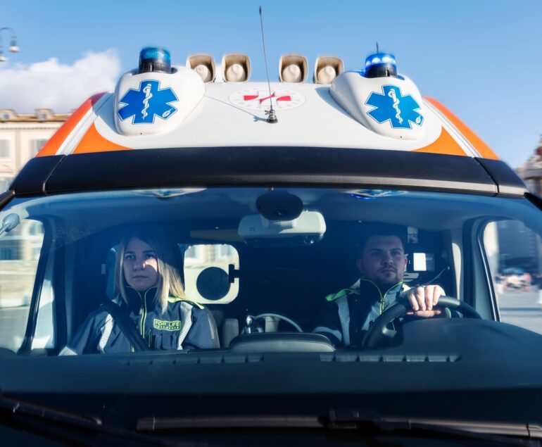 Ambulanza con operatori For Life Emergenza